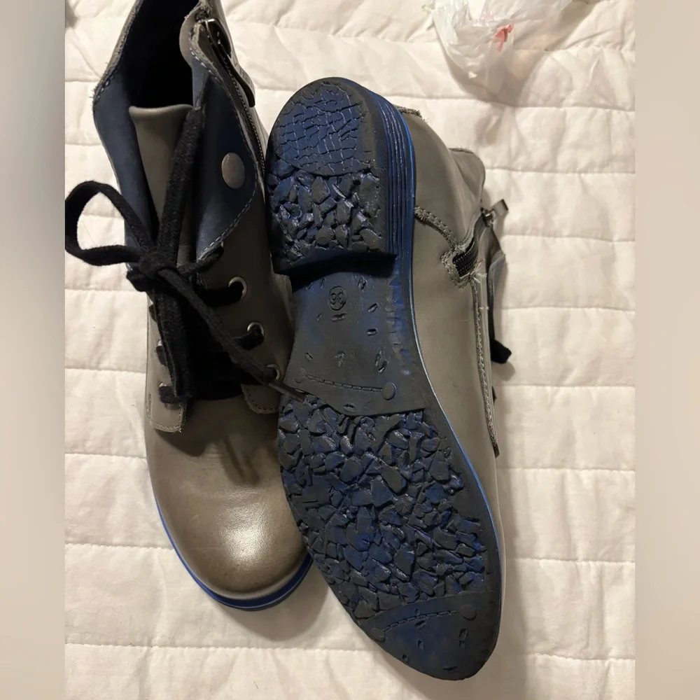 V Italia Women's Ankle Bootie Gray with Blue Leather Size 36 In EUC‎ No Box
